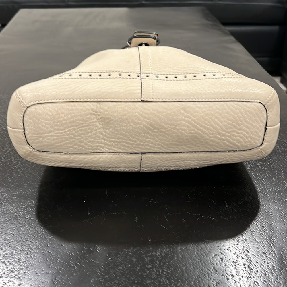Coach Hamptons Cream Pebbled Leather Hobo Purse Shoulder Bag - Picture 6 of 14